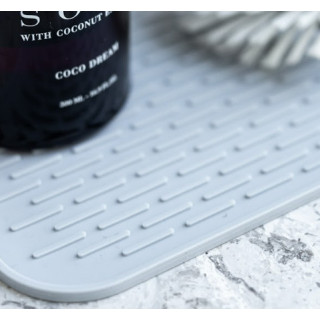 Kumimatto keittiön työpöydälle