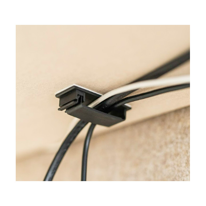 Selvklebende kabelklemme